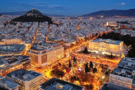 Adventní atmosféra v historických Athénách s osvětlenými uličkami