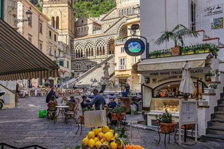 Literární zájezd do Neapole s návštěvou Amalfi a Ravella.