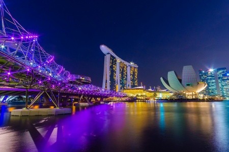 Letecký pohled na Marina Bay Sands a Gardens by the Bay v Singapuru.