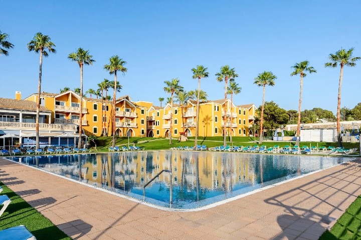 Hotel Vibra Blanc Palace blízko pláže Sa Caleta na Menorce