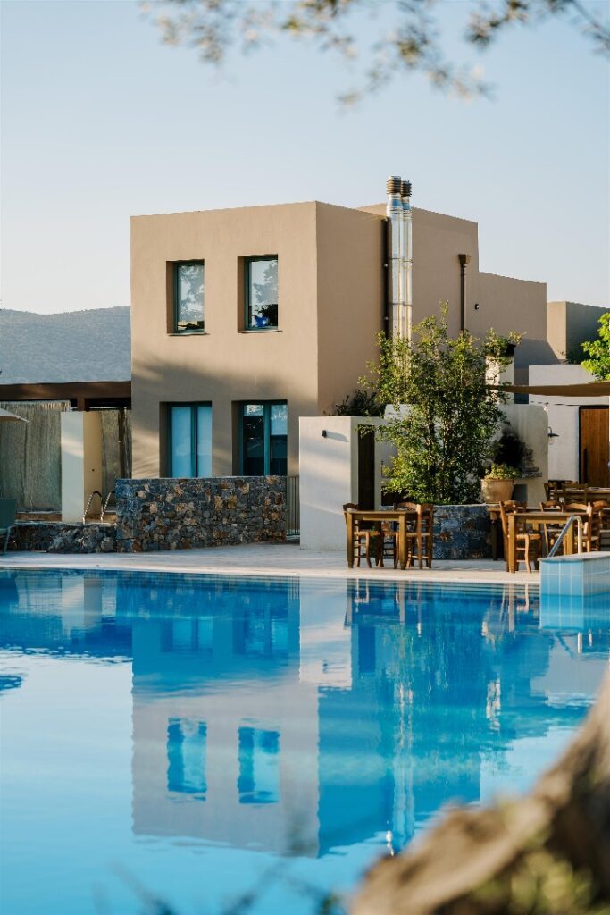 Village Heights Resort s bazény a krásnou zahradou v Řecku.