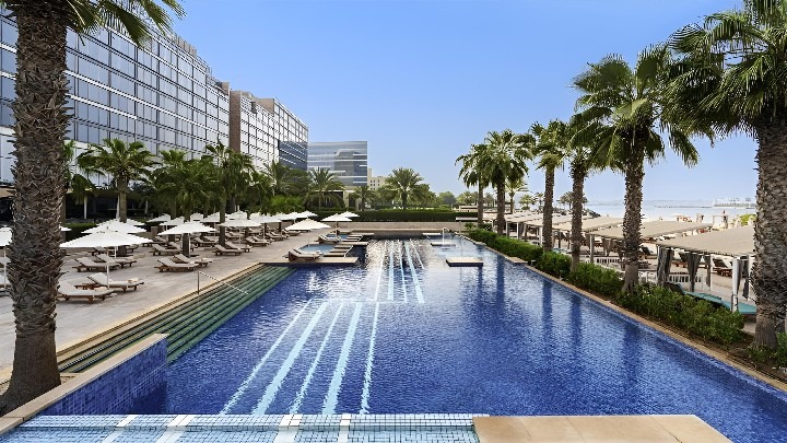 Luxusní hotel Fairmont Bab Al Bahr u pláže v Abu Dhabi.