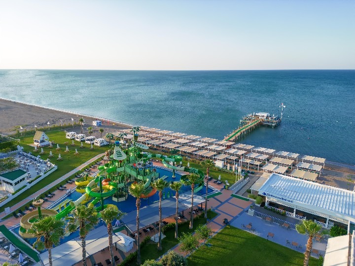 Hotel Crystal Centro s písečnou pláží a bazény v Turecku.