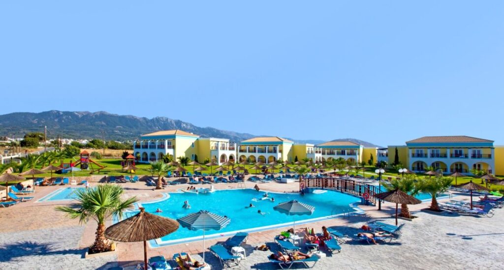 Hotel Corali s bazénem a zahradami v Tigaki