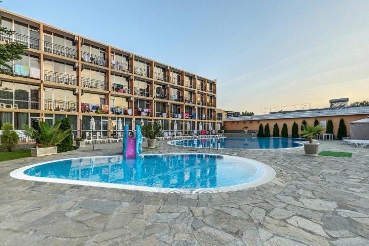 Hotel Riva u pláže v letovisku Slunečné pobřeží