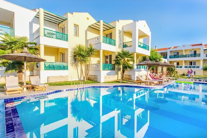 Hotel Aegean Sun u pláže v letovisku Skala Rachoni