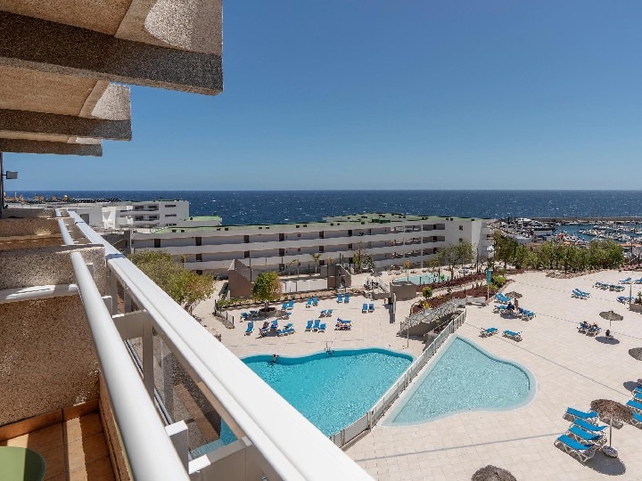 Alua Atlántico Golf Resort na Tenerife s výhledem na golfová hřiště.