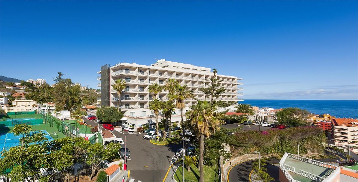 Hotel El Tope v Puerto de la Cruz na Tenerife s výhledem na moře.