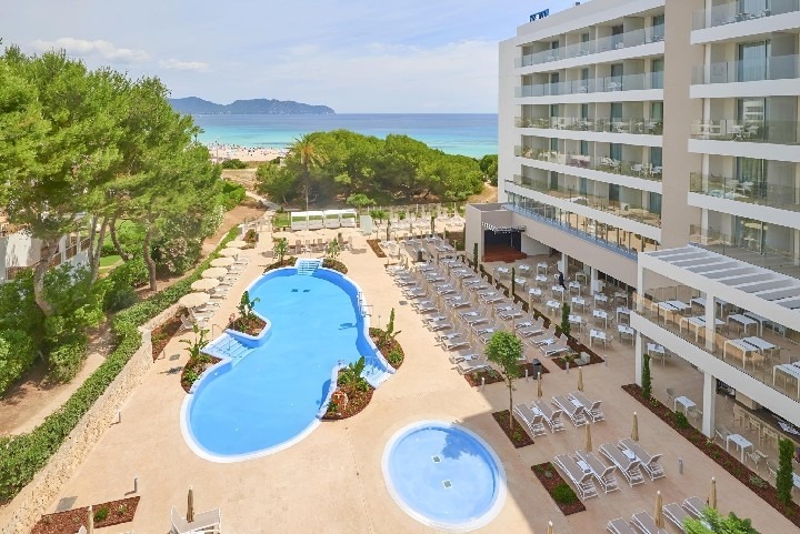 Hotel Hipotels Bahía Cala Millor přímo u pláže v letovisku Cala Millor.