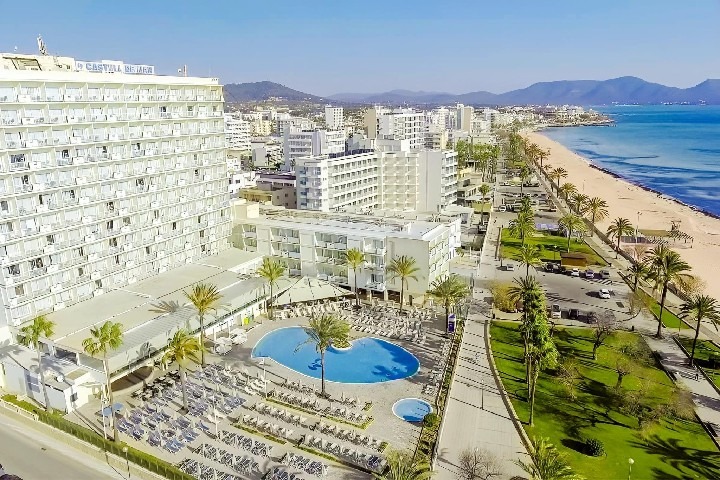 Hotel CM Castell de Mar u pláže v letovisku Cala Millor