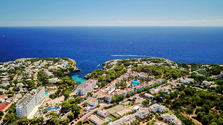 Hotel Calimera Fido Gardens u pláže v Cala d'Or na Mallorce.