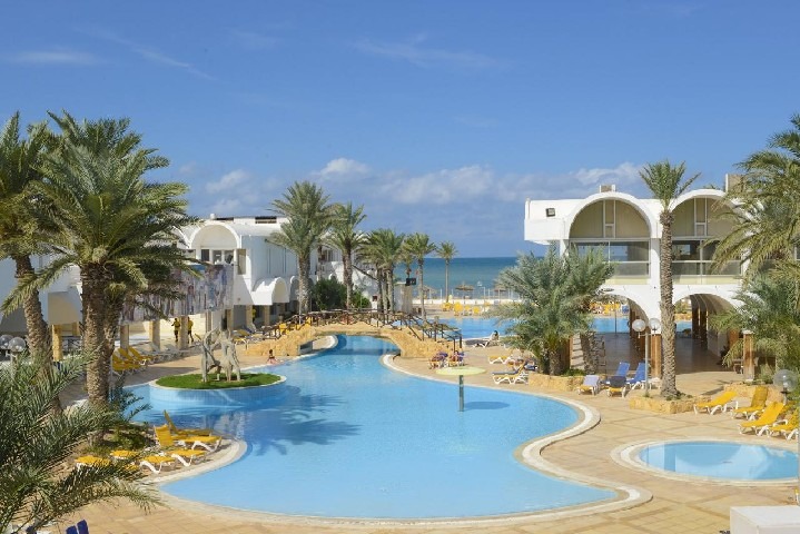 Hotel Dar Djerba Narjess u pláže v turistické zóně Djerby.