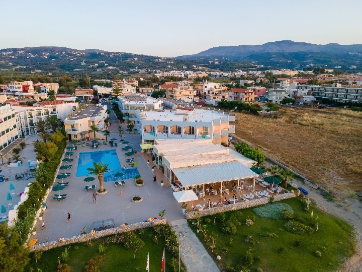 Hotel Kathrin Beach přímo u pláže v Adelianos Kampos