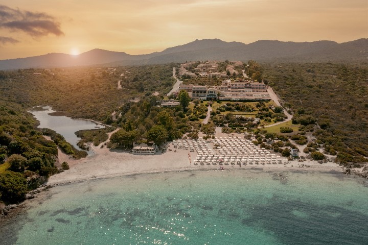 Hotel VOI Colonna Village s výhledem na moře na Sardinii.