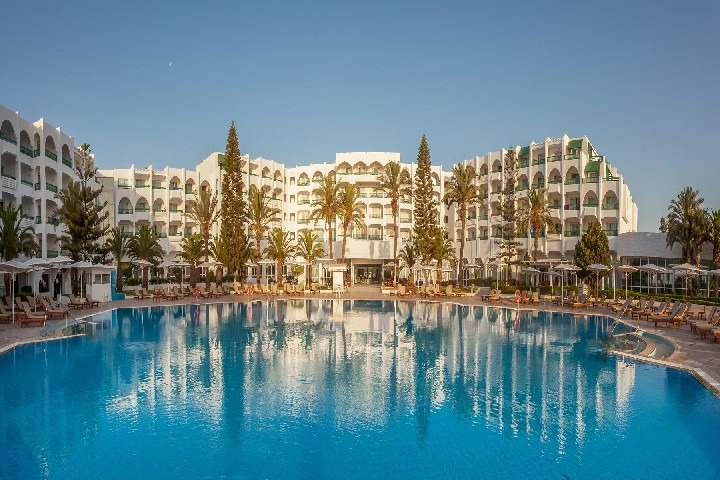 Hotel El Mouradi Palace v Port El Kantaoui s moderním vybavením a blízkostí pláže.