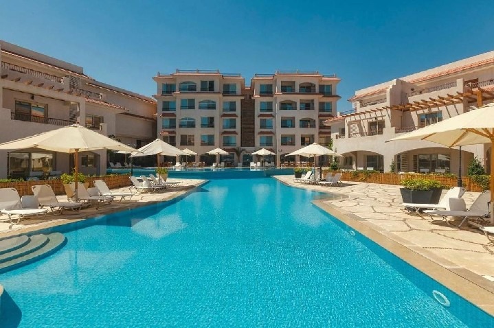 Aqua Heneish Beach Resort u písečné pláže v Almaza Bay