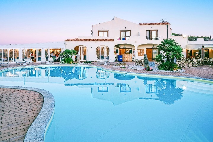 Hotel Mclub del Golfo u pláže v letovisku Castelsardo