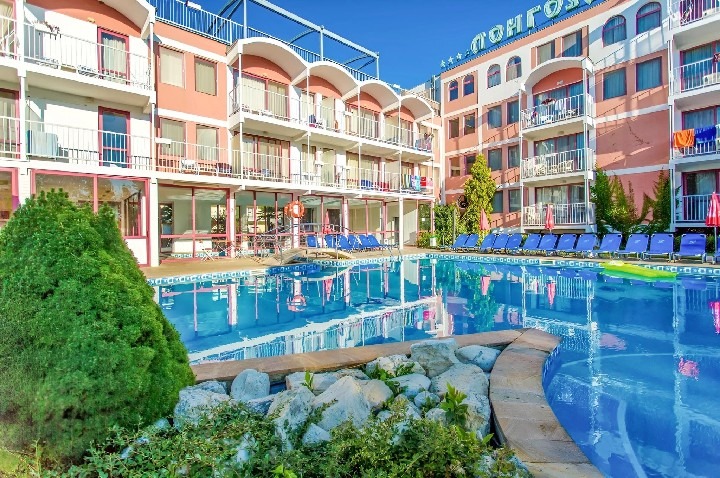 Rodinný hotel Longosa na Slunečném pobřeží s bazénem a dětským hřištěm.