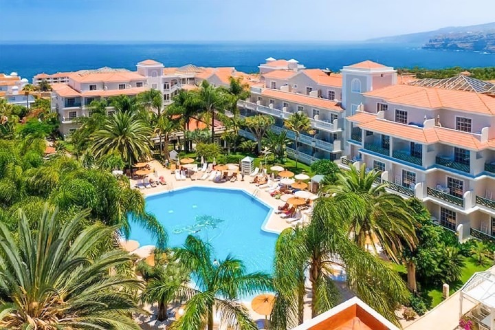 Hotel RIU Garoe v Puerto de la Cruz s krásnými zahradami a bazénem.