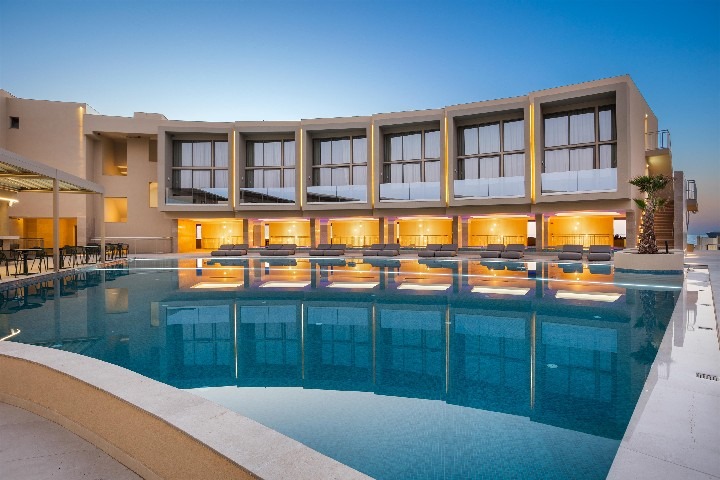 Luxusní hotel Ventale Island Breeze Resort u pláže v letovisku Kavros.