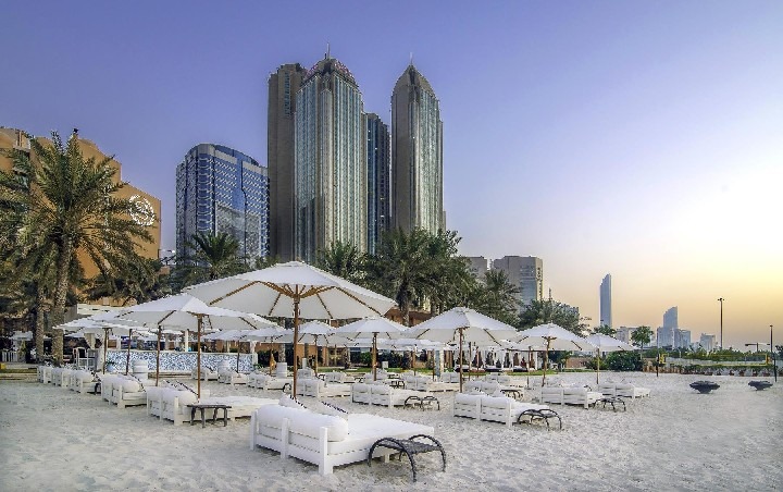 Sheraton Abu Dhabi Hotel & Resort u soukromé pláže