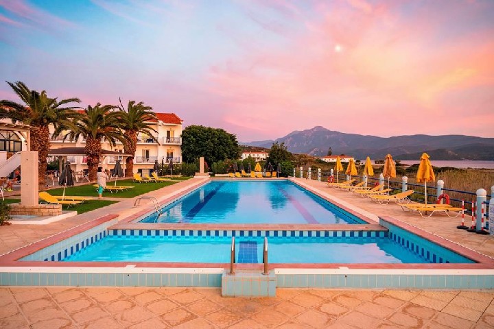 Hotel Saint Nicholas u oblázkové pláže na Samosu