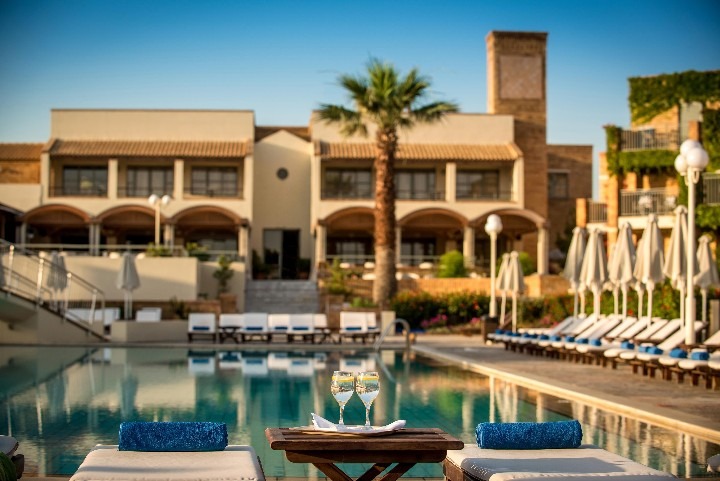 Hotel Bella Beach Resort u pláže v letovisku Anissaras