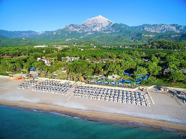 Pirates Beach Club s výhledem na horu Tahtali a pláž