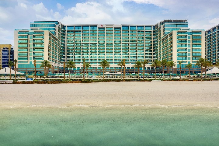 Luxusní hotel Marriott Resort Palm Jumeirah u pláže v Dubaji.