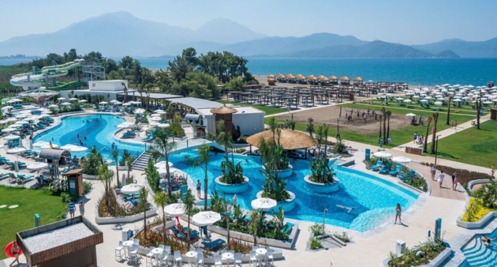 Hotel Liberty Fabay s bazénem a moderním ubytováním v Fethiye.