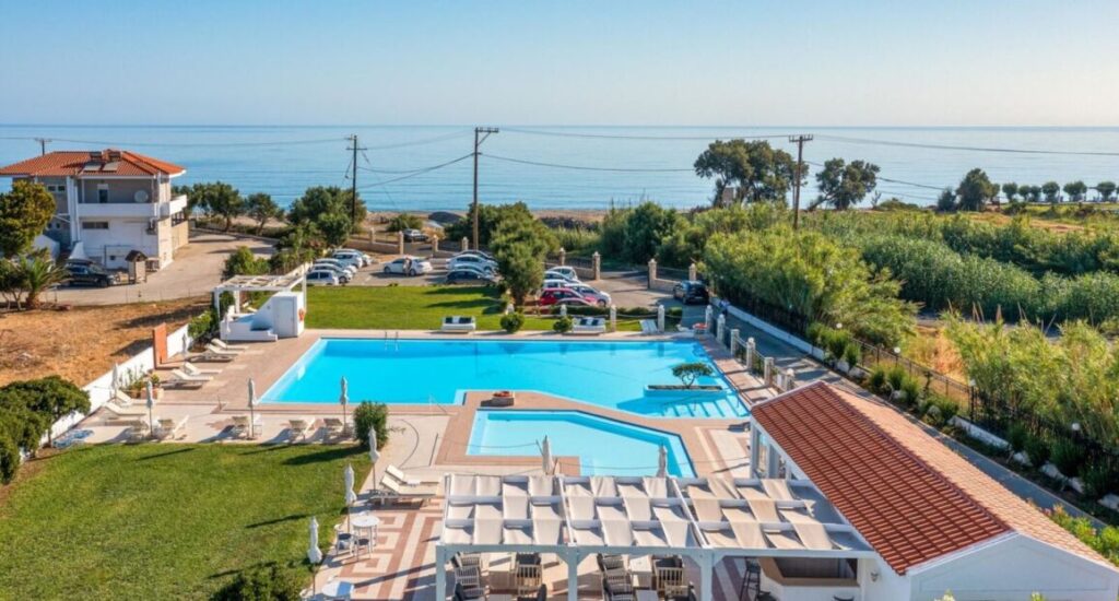 Hotel Mrs Chryssana na Krétě s bočním výhledem na moře.