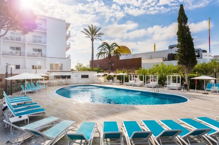 Hotel Vibra Marco Polo blízko pláže v Sant Antoni na Ibize.