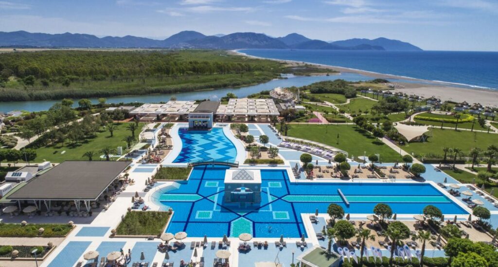 Hotel Hilton Dalaman Sarigerme Resort & Spa u pláže v Turecku.
