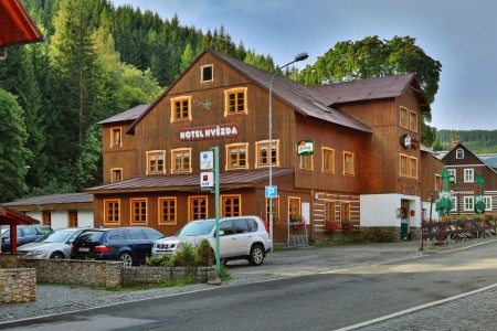 Hotel Hvězda v Peci pod Sněžkou s moderním vybavením a blízkostí přírody.
