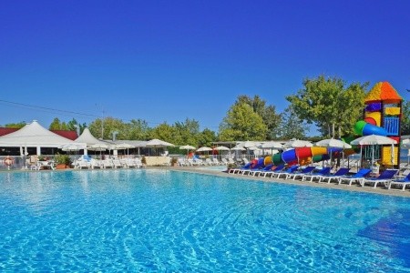 Butterfly Camping Village u jezera Garda s mobilními domky a bazénem