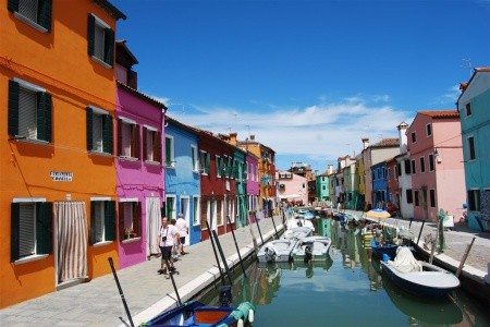 Karneval v Benátkách s historickými kostýmy a škraboškami