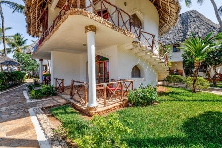 Hotel Waridi Beach Resort and SPA na Zanzibaru s pláží a palmami.