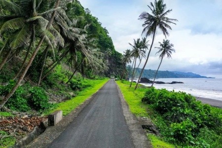 Krásné pláže Svatého Tomáše obklopené tropickou vegetací.