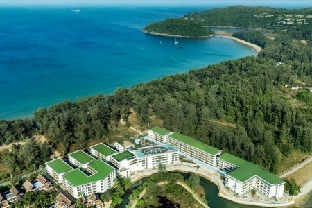 Hotel Kora Beach Resort Phuket u pláže s výhledem na moře.