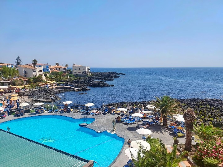 Hotel Arathena Rocks u moře v letovisku Giardini Naxos