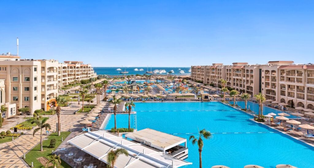 Hotel Pickalbatros White Beach Resort u pláže v Hurghadě.