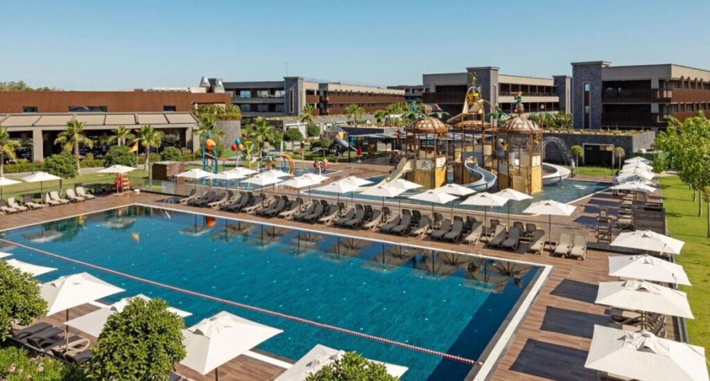 Jacaranda Luxury Resort v Turecku s výhledem na moře.