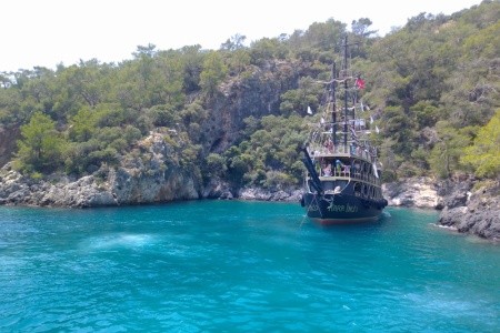 Pohled na přírodní rezervaci v Turecku s horami a mořem