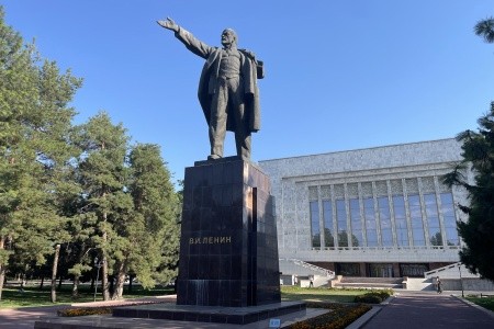 Tradiční jurty v Kyrgyzstánu s výhledem na hory.