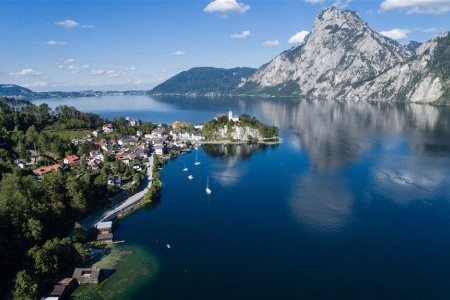 Jarní Solnohradská jezera s květinovými sochami na festivalu