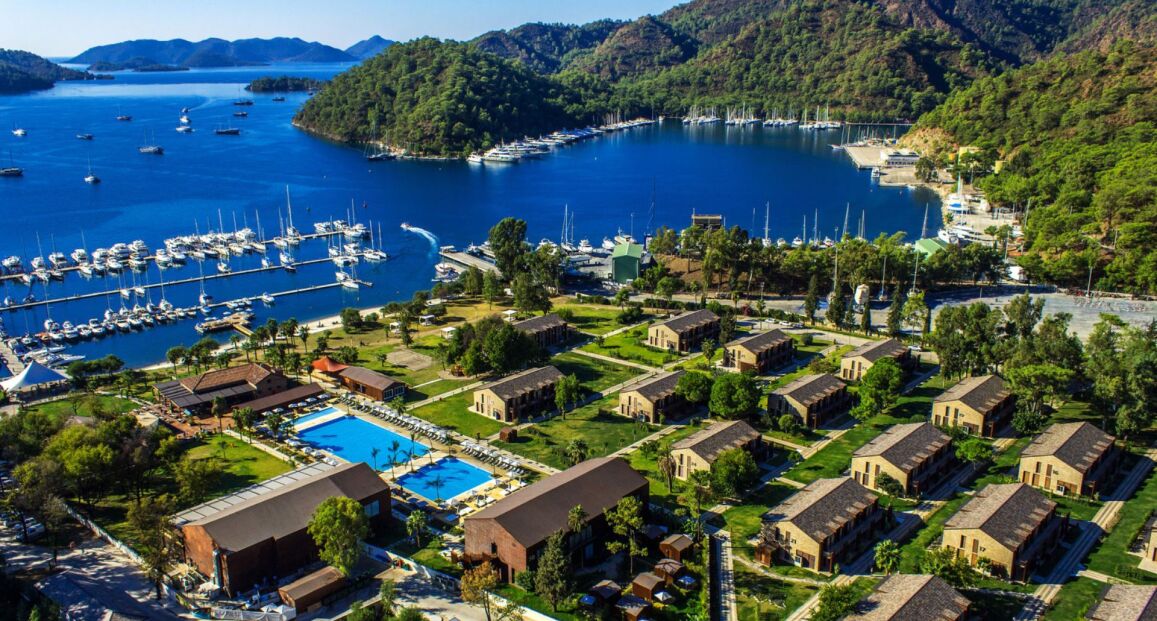 Rixos Premium Göcek hotel u přístavu v Turecku.