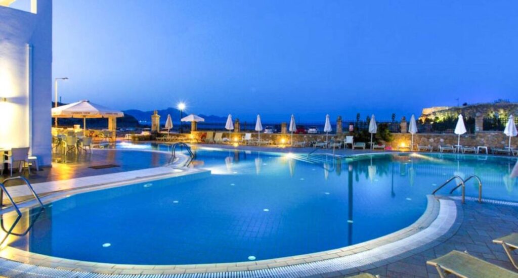 Moderní hotel Lindos View s bazény a výhledem na město Lindos.