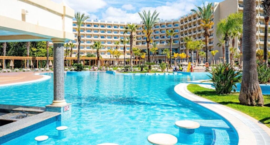 Hotel 3HB Guarana v klidné vesnici u pláže v Algarve.