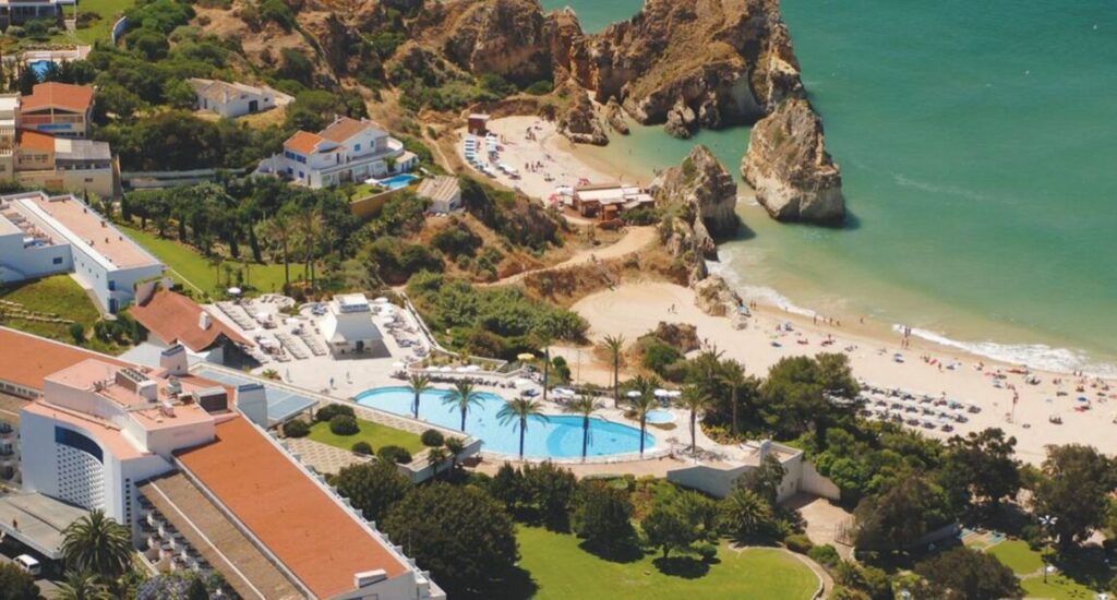 Pestana Alvor Praia Premium Beach Golf Hotel s výhledem na pláž Tres Irmaos.