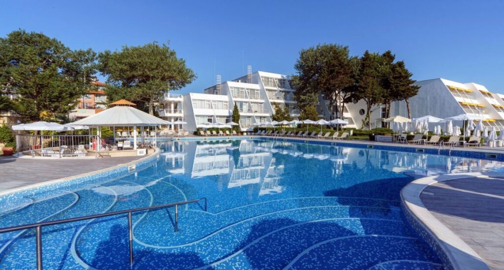 Hotel AluaSun Helios Beach u pláže v letovisku Obzor